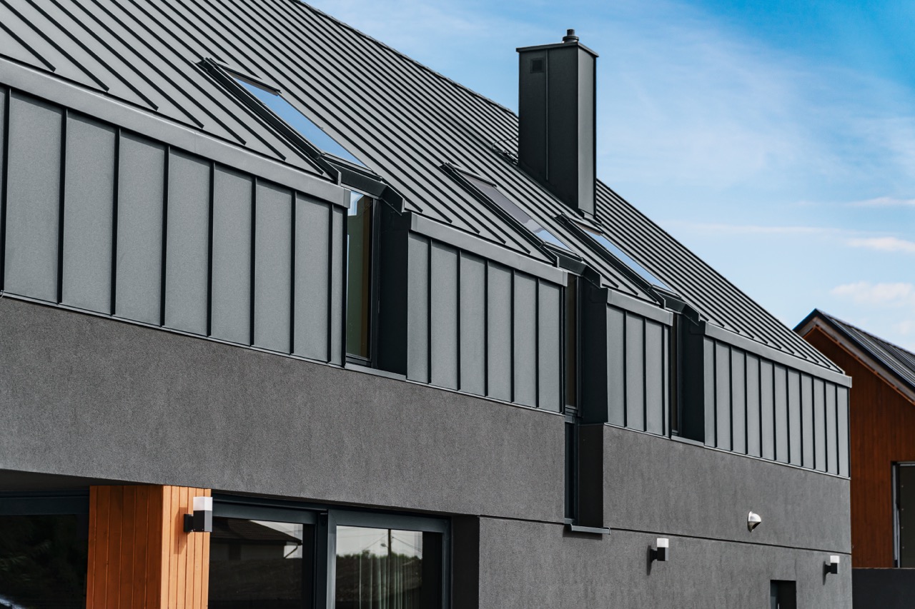 Stehfalzblech Aus Stahl in Anthrazit auf Wand und auf dem Dach Blech Dach