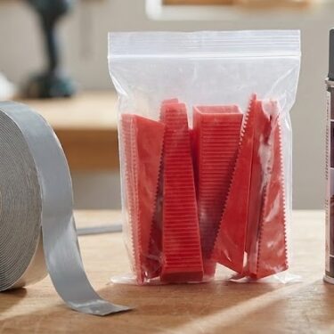 Das "Rundum-Sorglos-Paket" für Ihre Dachmontage. Sparen Sie über 25% gegenüber dem Einzelkauf. ✅ Dicht: 17,5 Meter Butylband (doppelseitig) für sichere Überlappungen. ✅ Gerade: 24x Profi-Nivellierkeile zum Ausgleich von Lattungs-Differenzen. ✅ Geschützt: 1x Reparatur-Lackspray (400ml) für Schnittkanten & Kratzer. ✅ Wählbar: Passende Farbe für Ihr Dach (Anthrazit oder Silber).